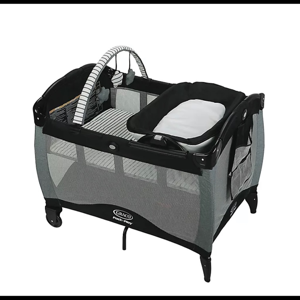GRACO pack n play playard w/ reversible seat & changer /bassinet